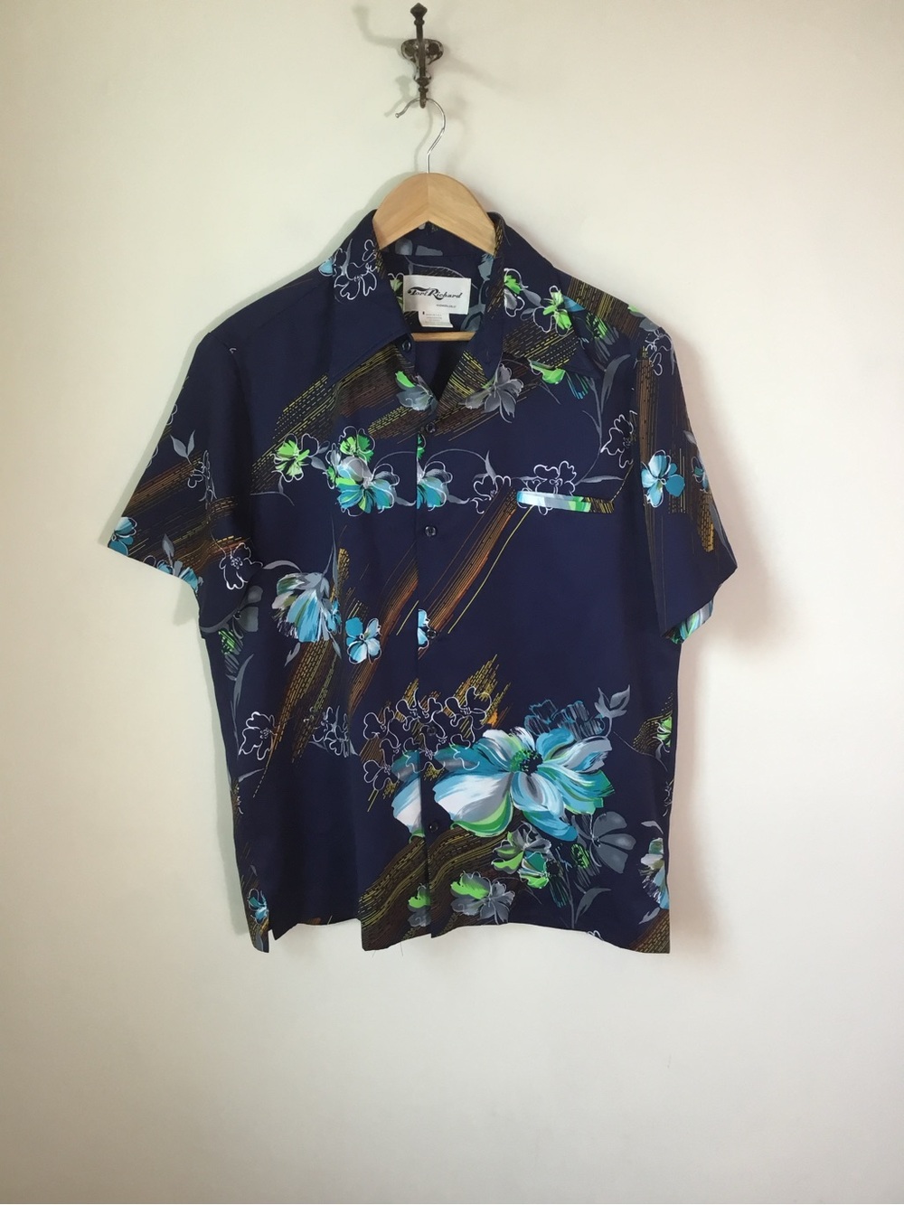 Tori Richards VINTAGE men's Floral Hawaiian Shirt